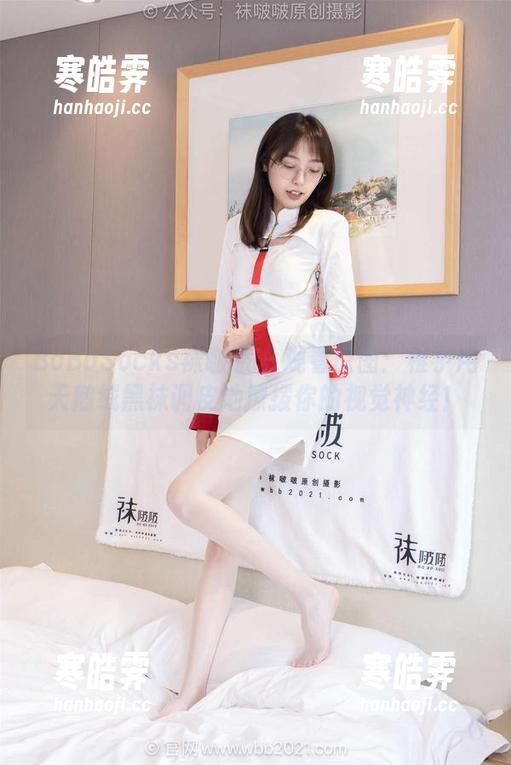 BoBoSocks袜啵啵 - 观看原图：稚予用天鹅绒黑袜调皮地撩拨你的视觉神经！