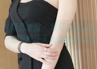 MFStar模范学院 – 草莓兔兔的定制写真——透明得让人心动的尴尬瞬间