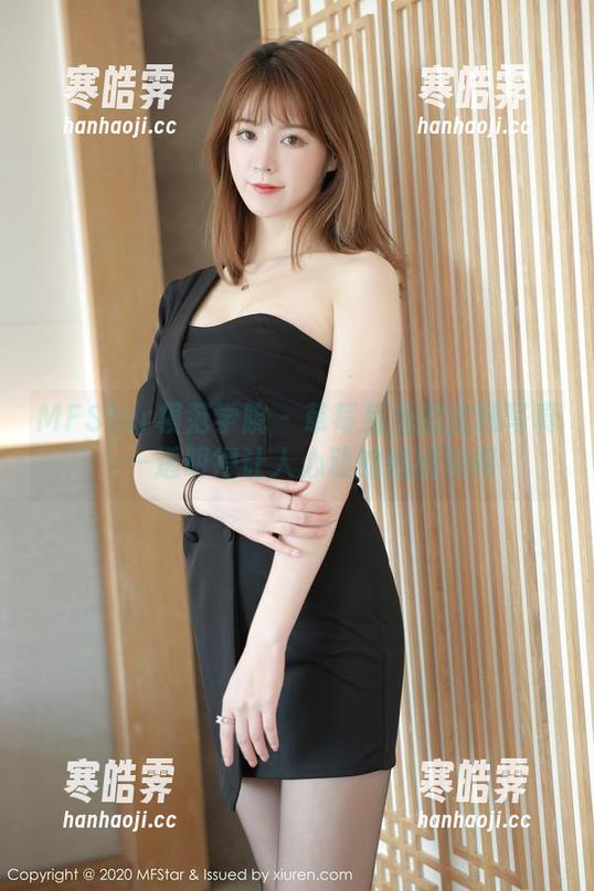 MFStar模范学院 - 草莓兔兔的定制写真——透明得让人心动的尴尬瞬间