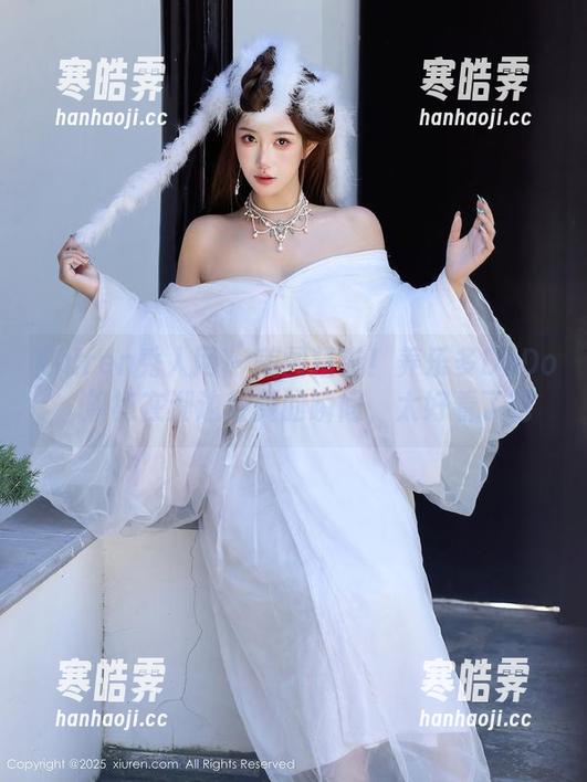 Xiuren秀人网 - 美图精选！养乐多DoDo，旗袍在湖边轻舞的瞬间，太好看了吧