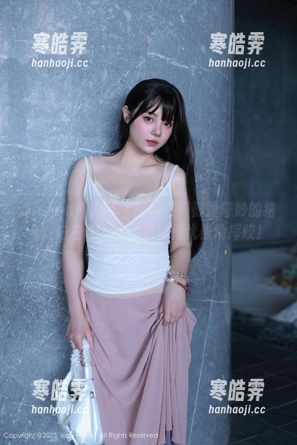 Xiuren秀人网 - 旗袍与摄影最奇妙的结合：白白Alina教你如何优雅地摔跤！