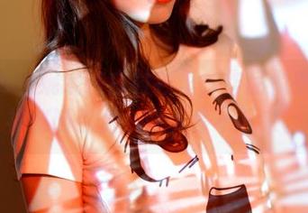 pans – 妮妮在白衬衫里，作品似乎有种神秘吸引力，让人停不下来。