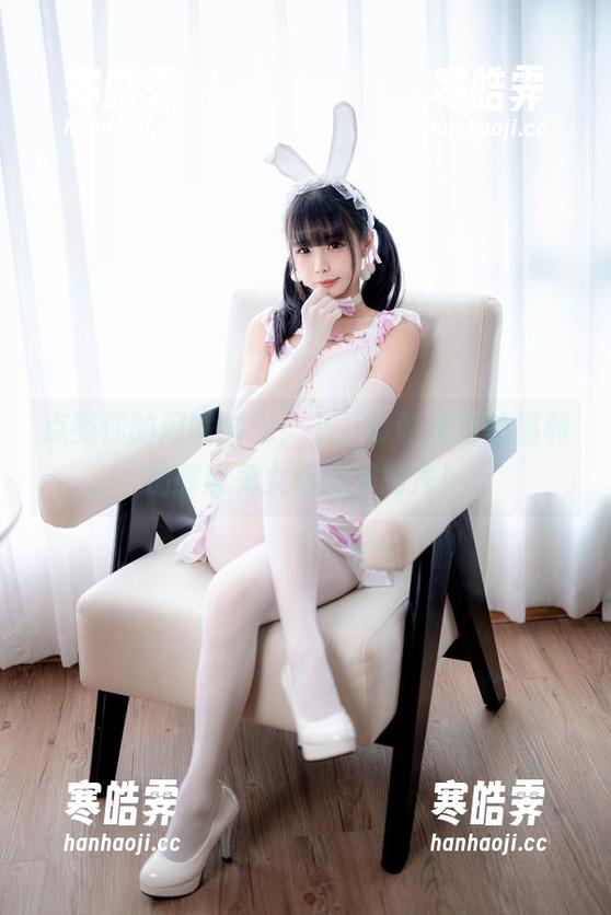 点亮你的闲暇时光，十万珍吱伏特的福利加藤惠兔女郎绝美图片！