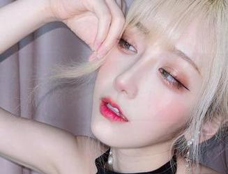 在啾小妍Deer的黑色写真中，我又想起了…忘了买黑色袜子！