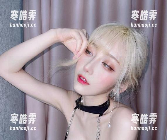 在啾小妍Deer的黑色写真中，我又想起了…忘了买黑色袜子！