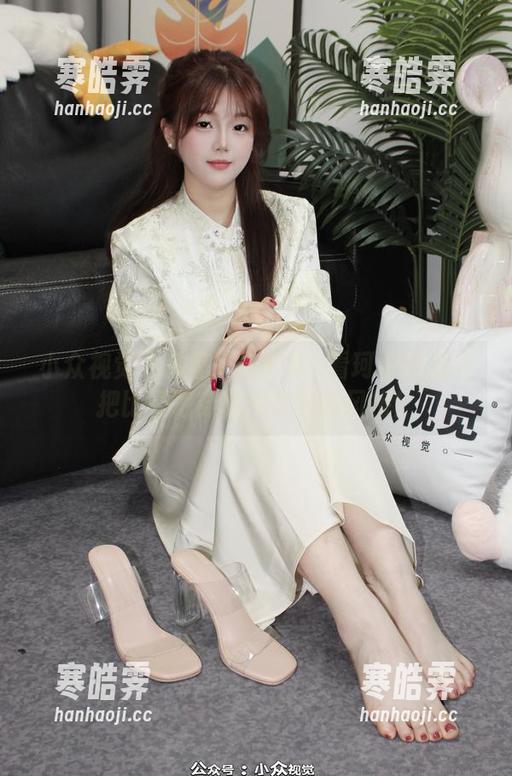小众视觉 - 教室VS海滩：看珂老师怎样把比基尼穿出网盘里的风格！