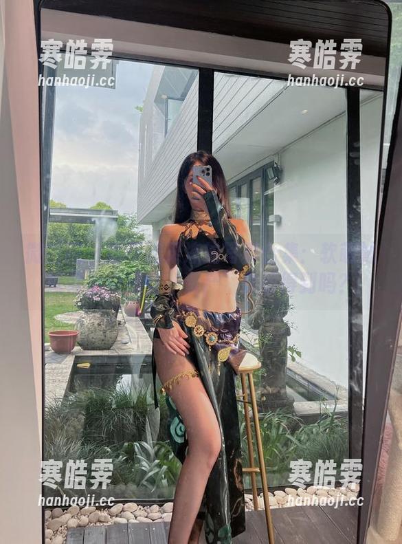 微密圈 - 小玉吃果冻的写真合集：软萌妹纸背后的那些‘资产’你看得到吗？