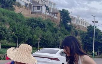 微密圈 – 就是阿朱啊写真新作，乖狗狗的礼物原图，绝对是“萌宠插画”！