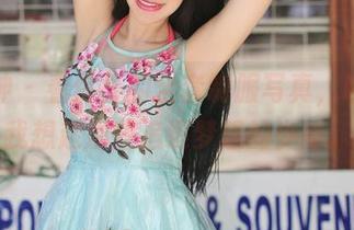 推女神 – 看佟蔓的全套制服写真，瞬间让我想起那些追逐梦想的少年。