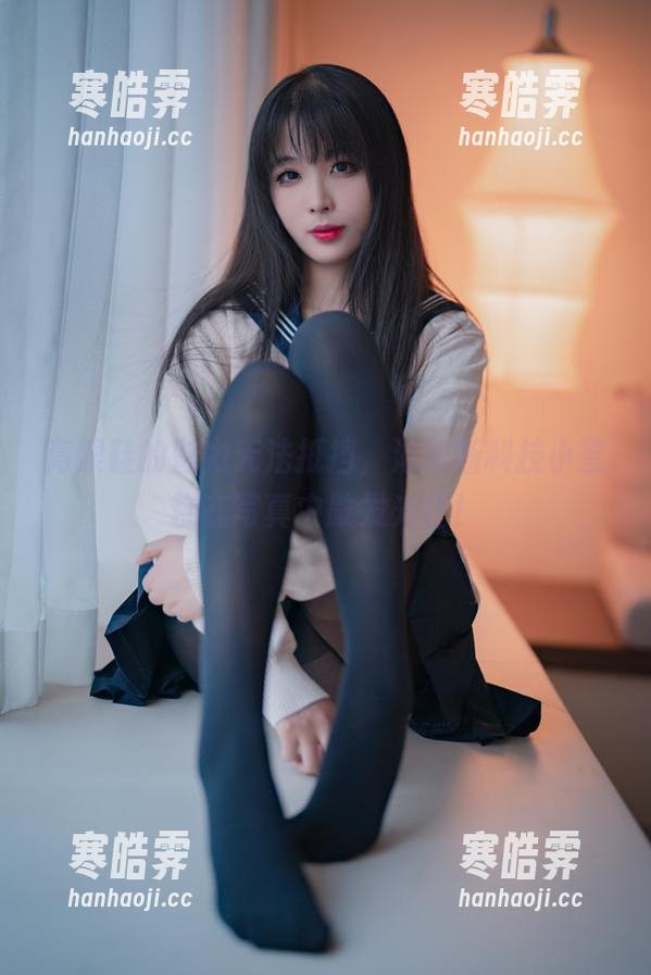 高跟鞋的魅力无法抵挡，海克斯科技小蛋糕在写真中散发光芒！