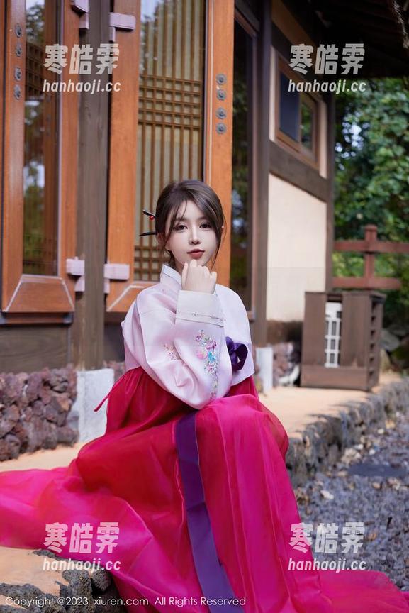 秀人网-汐汐baby 秀人网 - 汐汐baby厨娘的写真乐趣:原图和妄想交织的瞬间