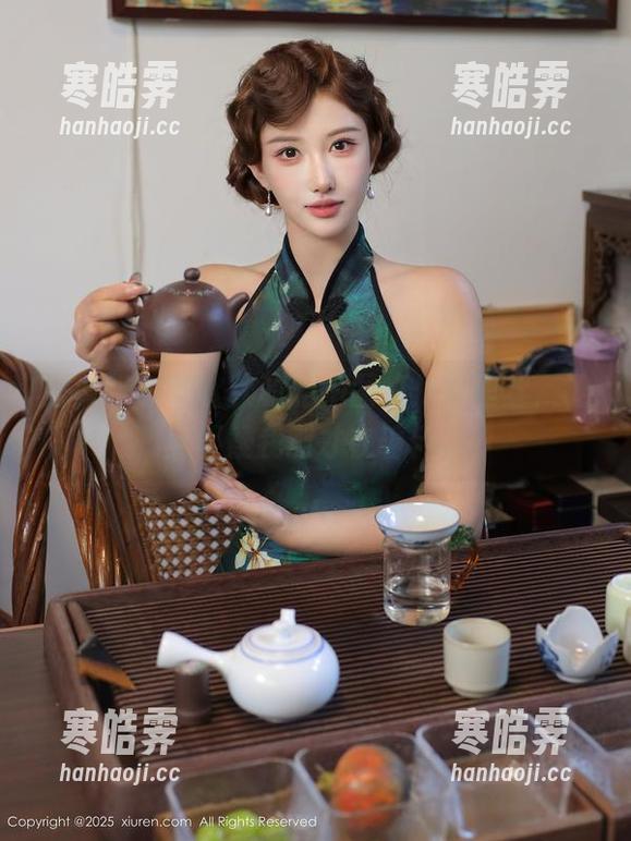 秀人网 - 黎秋秋的私拍图集：裤里丝，让人怀疑我刚才在看什么
