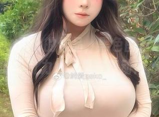 观看纯爱neko的作品，黑色图包总有种无法言喻的吸引力，像是在撩动内心深处。