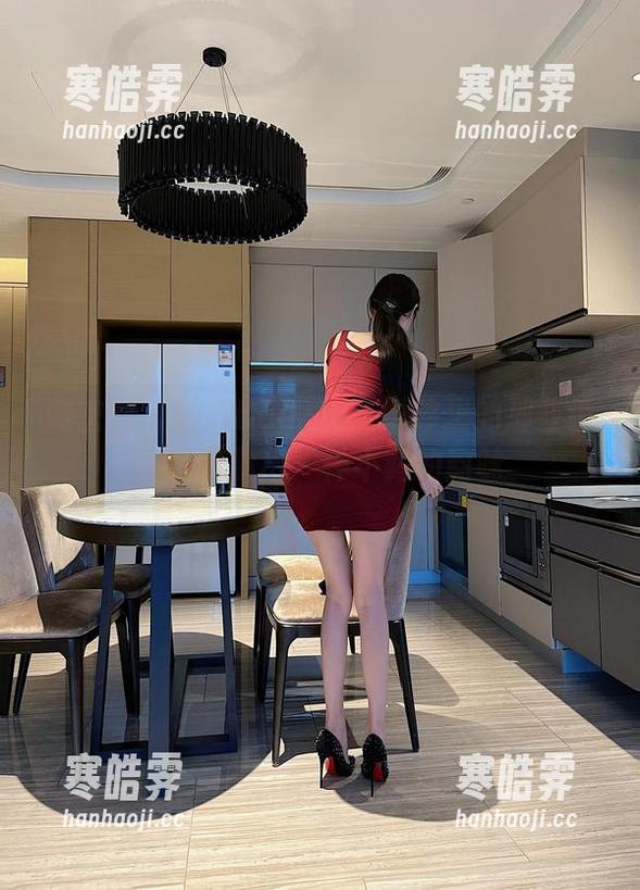 脸红Dearie 微密圈 - 脸红Dearie在婚纱里的那些瞬间:流露出一种不羁的韵味