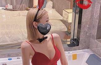 微密圈 – 当脸红Dearie的自拍在我手机里，她简直就是我闲暇时光的VIP专属写真！