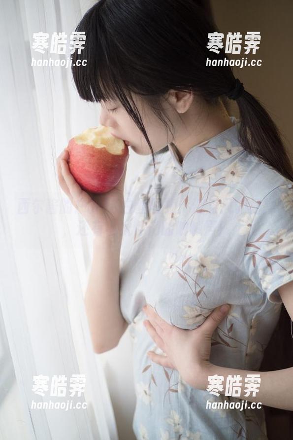 西尔酱 西尔酱的户外JK白丝图集:迎着风的裙摆,还有小伙伴们的呐喊声!