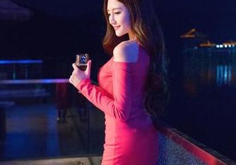 青豆客 – 精选写真：婕西儿白裙下的故事，私语般的暧昧气息扑面而来。