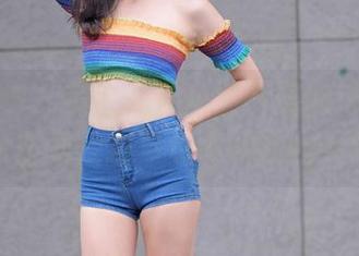 魔镜街拍 – 萌宝儿在商业广场的精彩瞬间：哈哈镜的反射与包臀裙的肉丝更新！