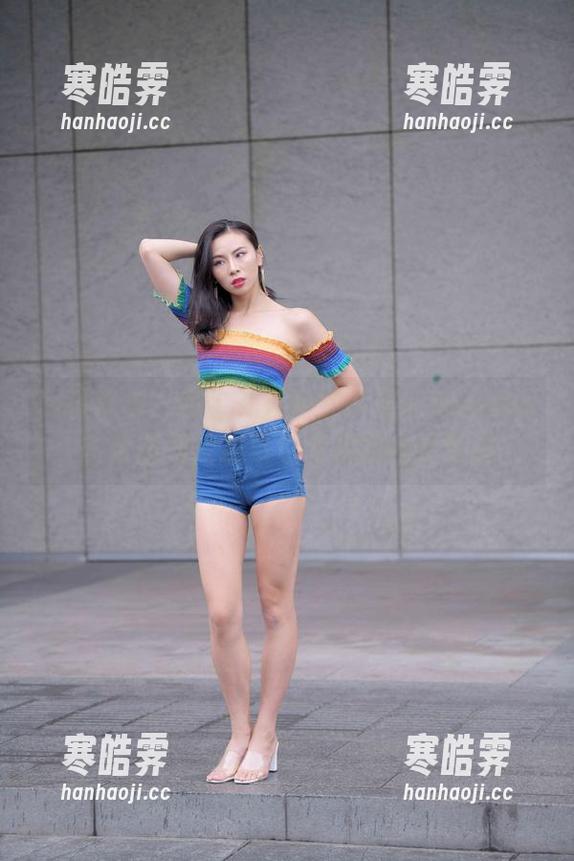 魔镜街拍 - 萌宝儿在商业广场的精彩瞬间：哈哈镜的反射与包臀裙的肉丝更新！
